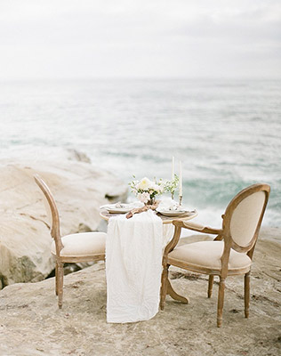 Стол для двоих на фотосессиии у моря - must have свадебной фотосессии 2015 - The-wedding.ru