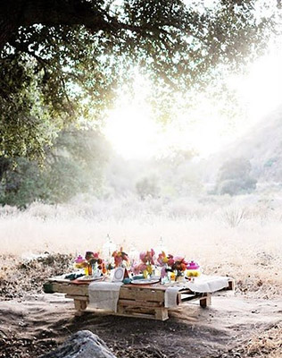 Стол для двоих на фотосессиии в стиле бохо - must have свадебной фотосессии 2015 - The-wedding.ru