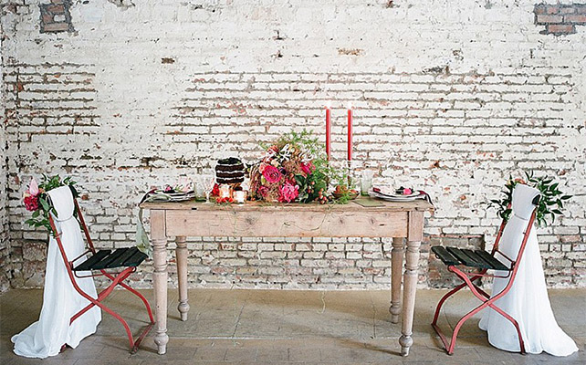 Стол для двоих на фотосессиии  - must have свадебной фотосессии 2015 - The-wedding.ru