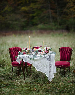 Стол для двоих на фотосессиии в лесу - must have свадебной фотосессии 2015 - The-wedding.ru