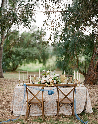 Стол для двоих на фотосессиии - must have свадебной фотосессии 2015 - The-wedding.ru