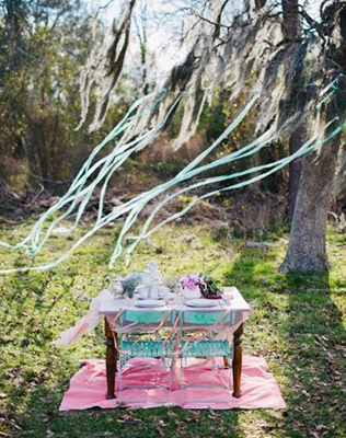 Стол для двоих на фотосессиии в лесу - must have свадебной фотосессии 2015 - The-wedding.ru