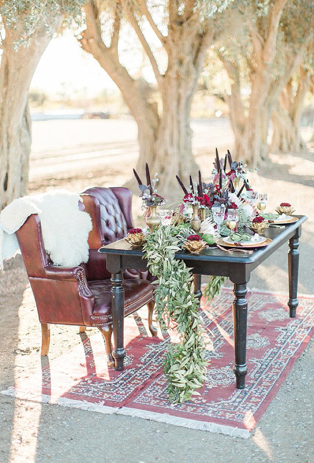 Стол для двоих на фотосессиии в лесу - must have свадебной фотосессии 2015 - The-wedding.ru