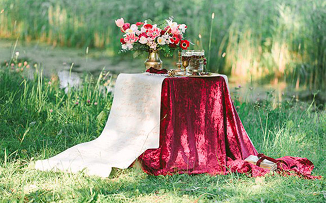 Стол для двоих на фотосессиии на природе - must have свадебной фотосессии 2015 - The-wedding.ru