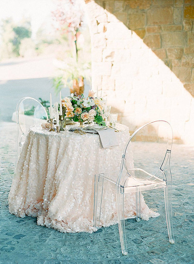 Стол для двоих на фотосессиии - must have свадебной фотосессии 2015 - The-wedding.ru