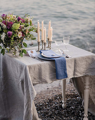 Стол для двоих на фотосессиии - must have свадебной фотосессии 2015 - The-wedding.ru