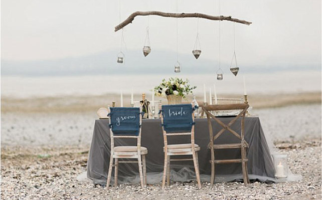 Стол для двоих на фотосессиии у моря - must have свадебной фотосессии 2015 - The-wedding.ru