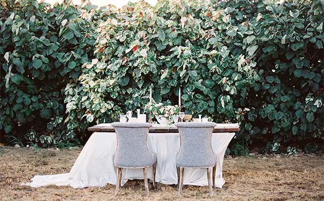 Стол для двоих на фотосессиии - must have свадебной фотосессии 2015 - The-wedding.ru