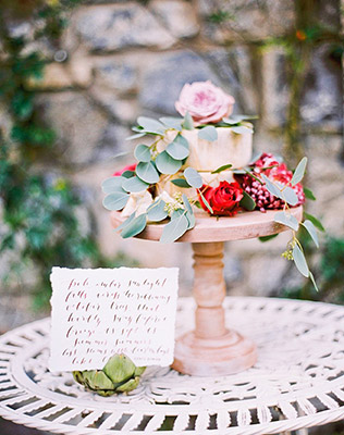 Торт во всей красе - must have свадебной фотосессии 2015 - The-wedding.ru