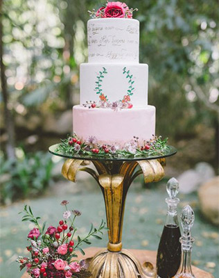 Торт во всей красе - must have свадебной фотосессии 2015 - The-wedding.ru