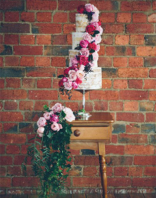 Торт во всей красе - must have свадебной фотосессии 2015 - The-wedding.ru