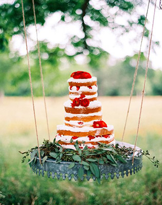 Торт во всей красе - must have свадебной фотосессии 2015 - The-wedding.ru