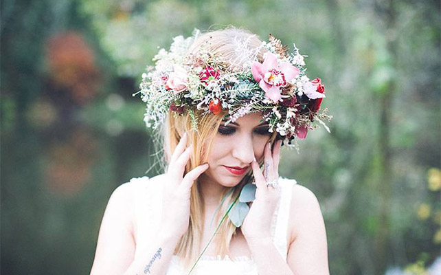 Большой цветочный венок для фотосессии невесты - must have свадебной фотосессии 2015 - The-wedding.ru