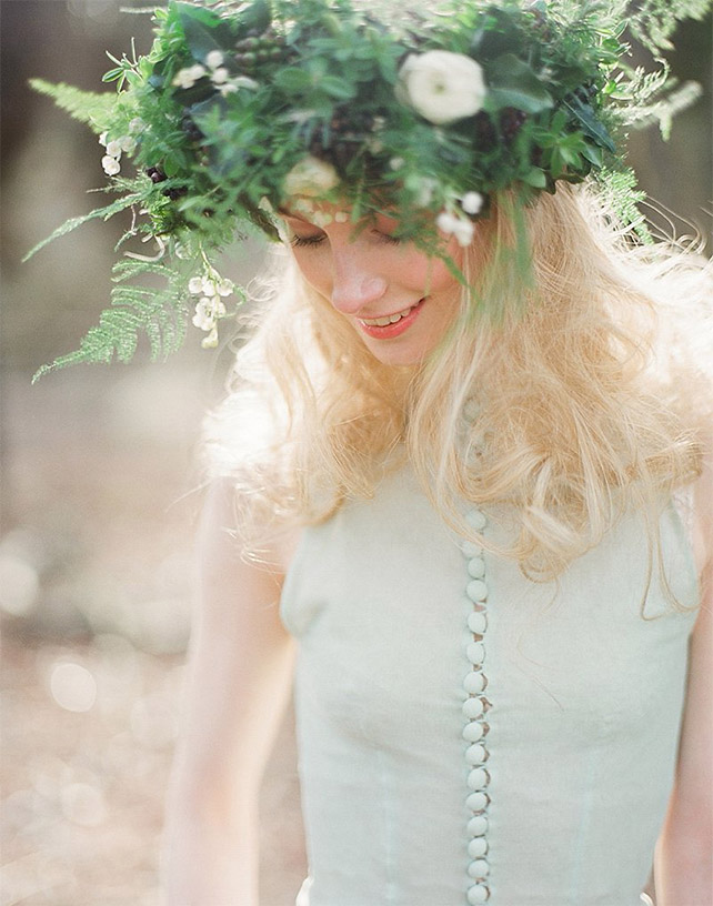 Большой цветочный венок для фотосессии невесты - must have свадебной фотосессии 2015 - The-wedding.ru