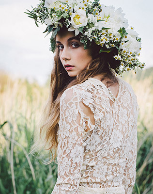 Большой цветочный венок для фотосессии невесты - must have свадебной фотосессии 2015 - The-wedding.ru