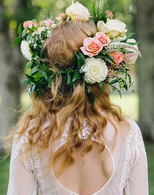 Большой цветочный венок для фотосессии невесты - must have свадебной фотосессии 2015 - The-wedding.ru