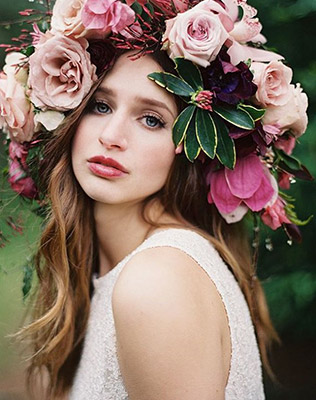 Большой цветочный венок для фотосессии невесты - must have свадебной фотосессии 2015 - The-wedding.ru