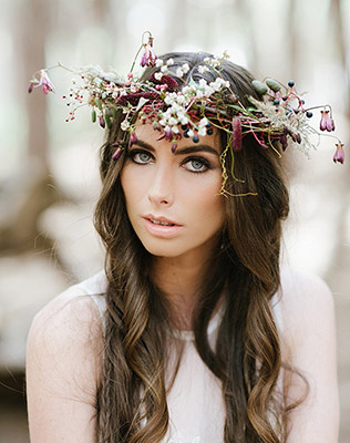 Большой цветочный венок для фотосессии невесты - must have свадебной фотосессии 2015 - The-wedding.ru