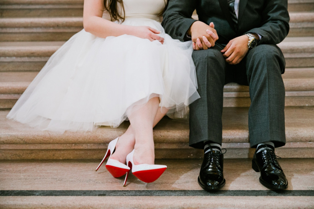 На лабутенах: свадебная обувь с легендарной красной подошвой 