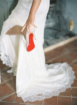 На лабутенах: свадебная обувь с легендарной красной подошвой 