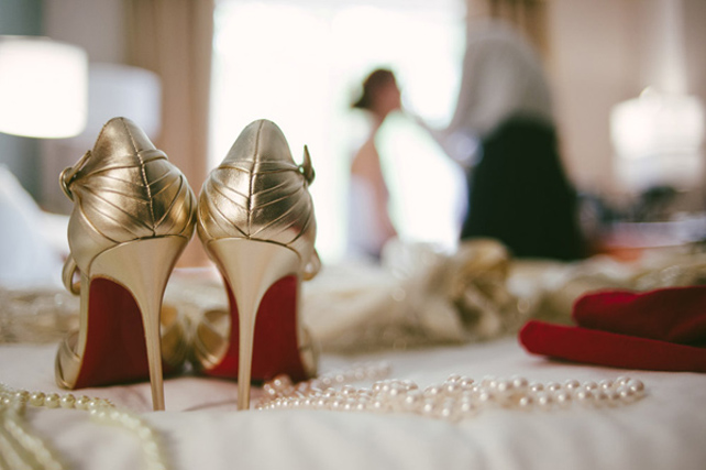 На лабутенах: свадебная обувь с легендарной красной подошвой 