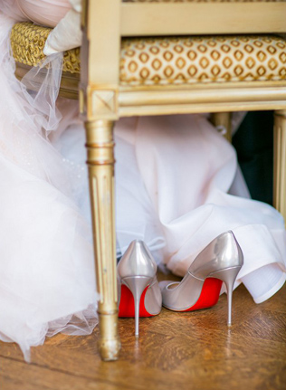 На лабутенах: свадебная обувь с легендарной красной подошвой 