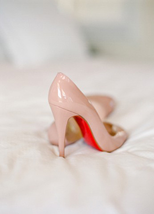 На лабутенах: свадебная обувь с легендарной красной подошвой 