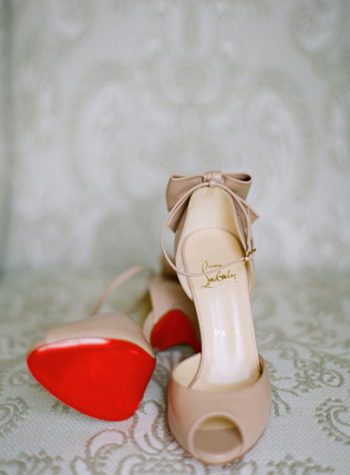 На лабутенах: свадебная обувь с легендарной красной подошвой 