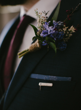 Нагрудный платок: лучшие идеи для свадебного образа 