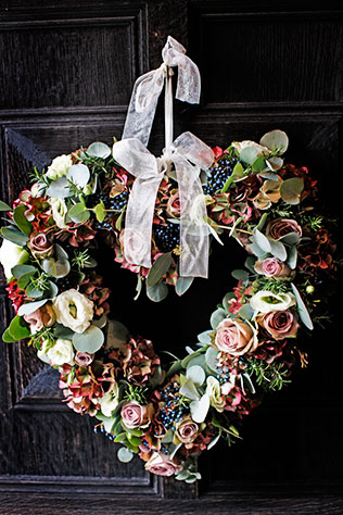 необычная свадебная флористика, сердце из цветов