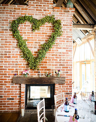 необычная свадебная флористика, сердце из цветов