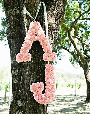 необычная свадебная флористика, буквы из цветов