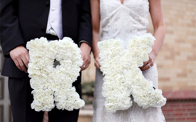 необычная свадебная флористика, буквы из цветов