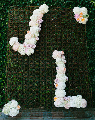 необычная свадебная флористика, буквы из цветов
