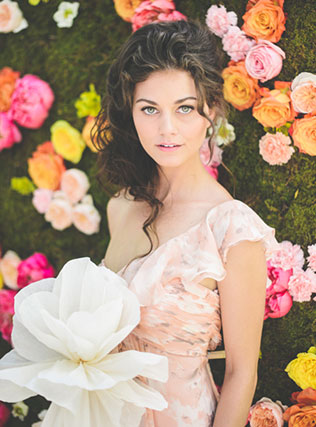 необычная свадебная флористика, цветочный фон для фотосессии