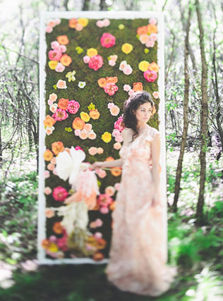 необычная свадебная флористика, цветочный фон для фотосессии