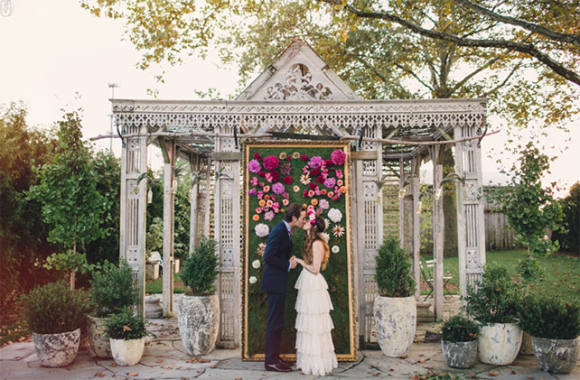 необычная свадебная флористика, цветочное панно для декора церемонии