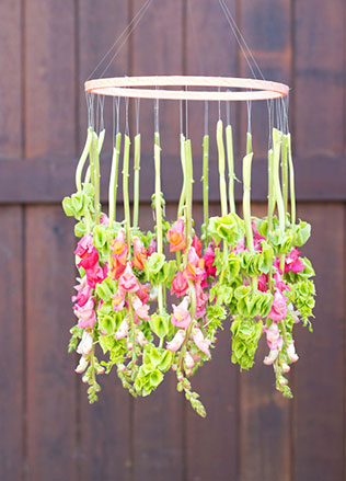 необычная свадебная флористика, абажур из цветов