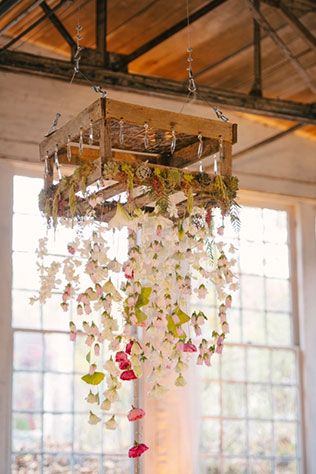 необычная свадебная флористика, абажур из цветов