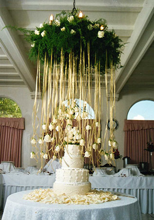 необычная свадебная флористика, абажур из цветов