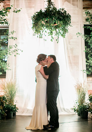 необычная свадебная флористика, абажур из цветов