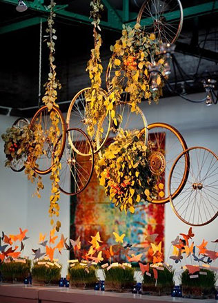 необычная свадебная флористика, велосипед в декоре