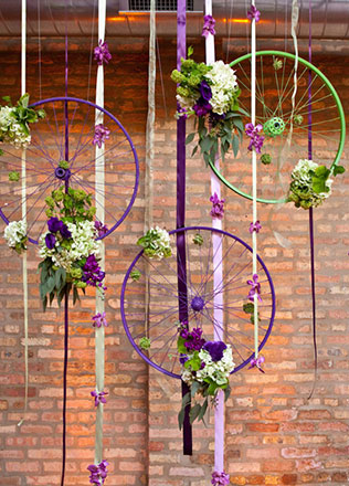 необычная свадебная флористика, велосипед в декоре