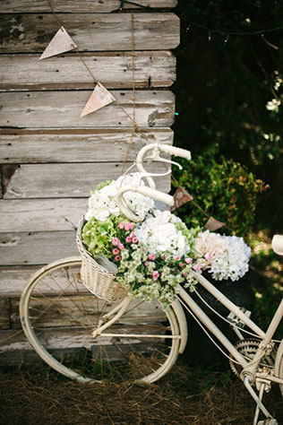 необычная свадебная флористика, велосипед в декоре