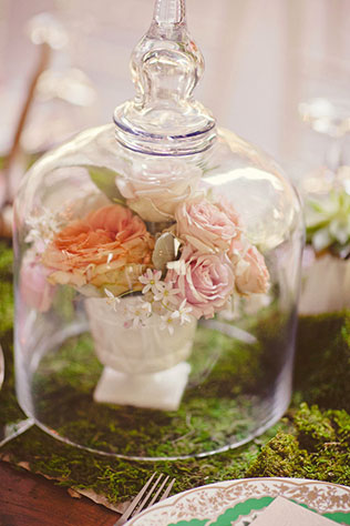 необычная свадебная флористика, цветочные композиции под колпаком