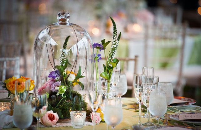 необычная свадебная флористика, цветочные композиции под колпаком