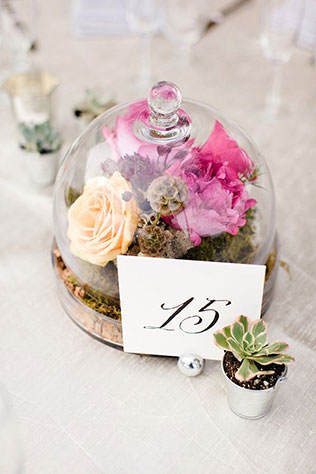 необычная свадебная флористика, цветочные композиции под колпаком