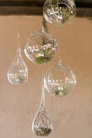 необычная свадебная флористика, цветы в стеклянных шарах