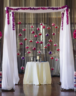 необычная свадебная флористика, цветы в стеклянных шарах