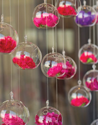 необычная свадебная флористика, цветы в стеклянных шарах